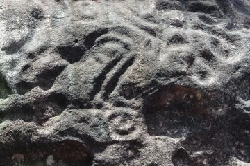 Mysteriösen Felsgravuren in den Höhlen von Madadá